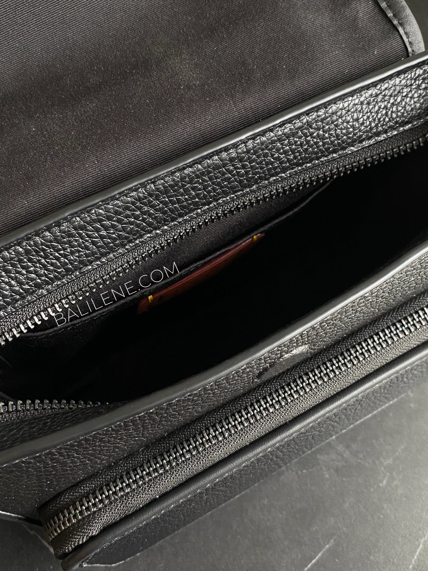 detail-dalam-Coach-Sullivan-Flap-Crossbody-Bag-Black-balilene