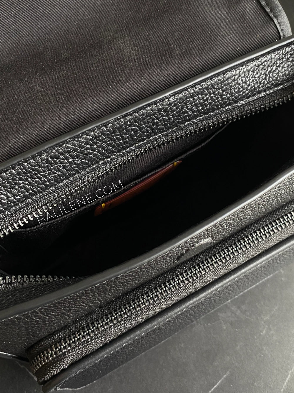 detail-dalam-Coach-Sullivan-Flap-Crossbody-Bag-Black-balilene