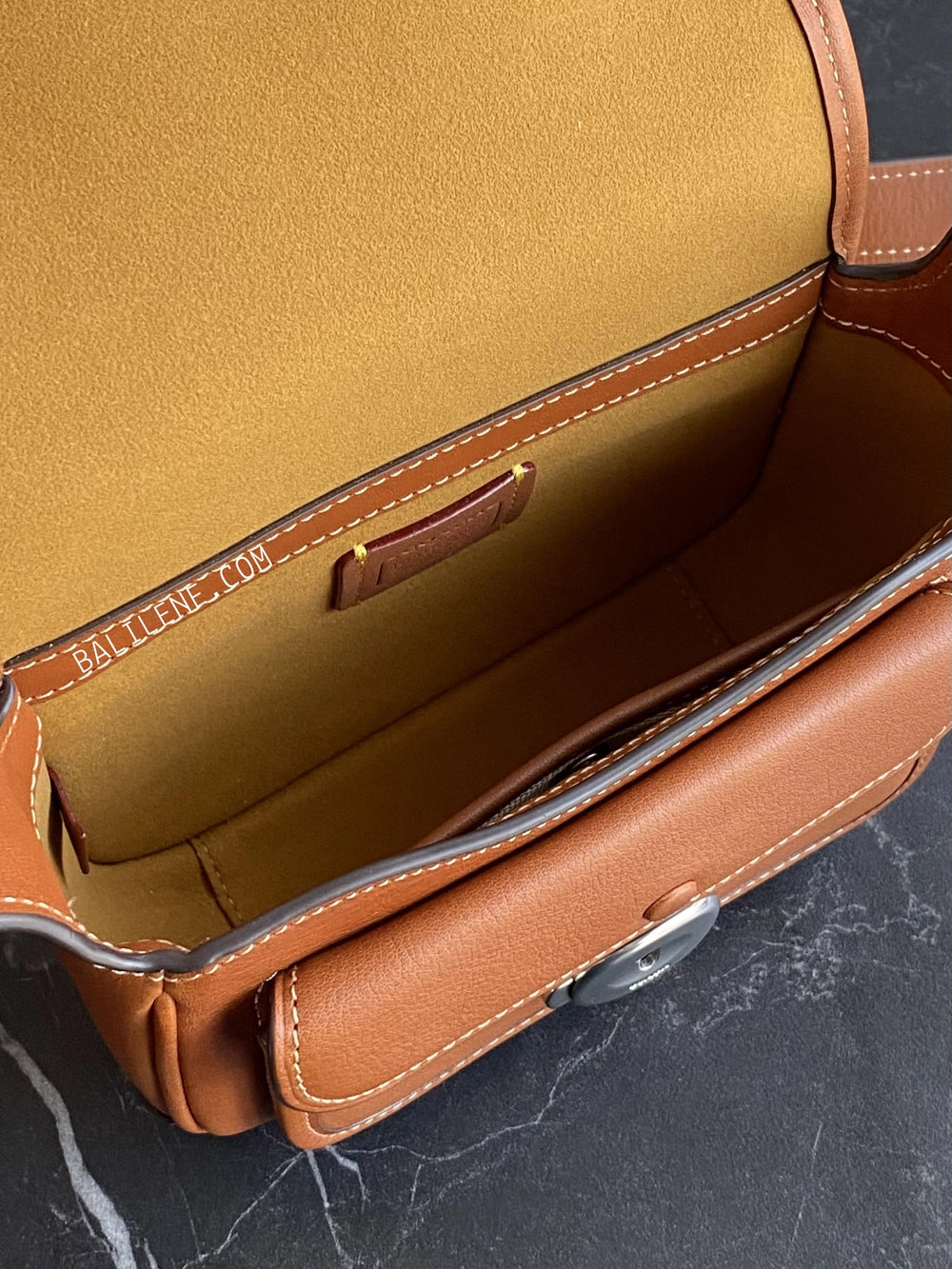 detail-dalam-Coach-Tabby-Messenger-19-Burnished-Amber-balilene