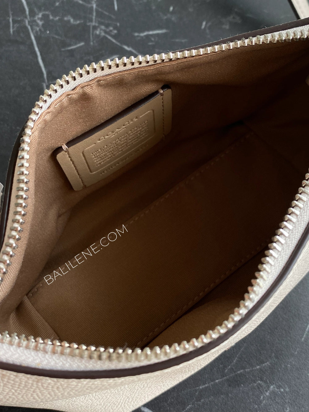 detail-dalam-Coach-Zip-Crossbody-Bag-Crossgrain-Leather-Chalk-balilene