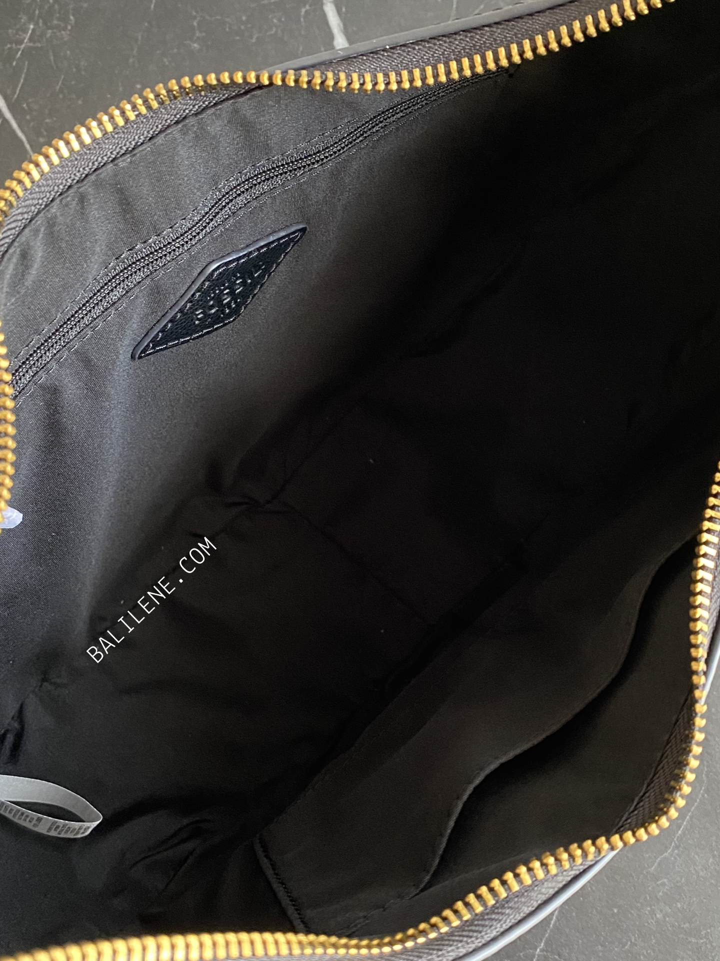 detail-dalam-Fossil-Shae-Large-Hobo-Black-balilene