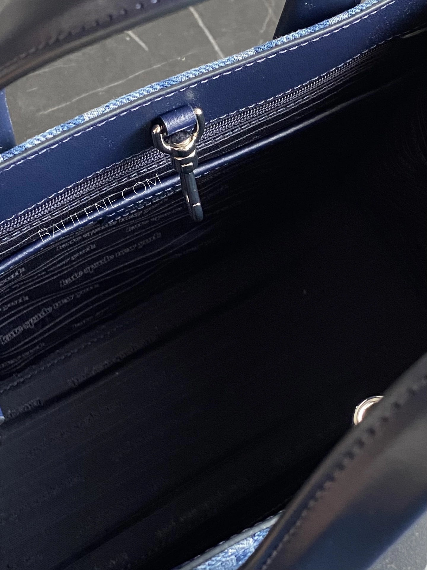 detail-dalam-Kate-Spade-Flower-Jacquard-Denim-Manhattan-Small-Tote-Parisian-Navy-balilene