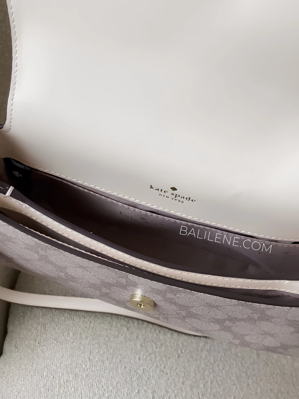 detail-dalam-Kate-Spade-Sutton-Spade-Flower-Mini-Flap-Crossbody-Dark-Beige-Moon-Dust-balilene
