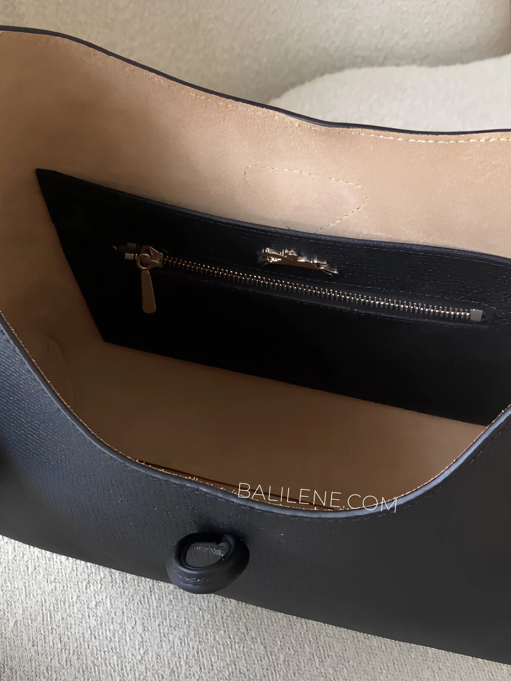 detail-dalam-Longchamp-Le-Roseau-M-Hobo-Bag-Leather-Black-balilene