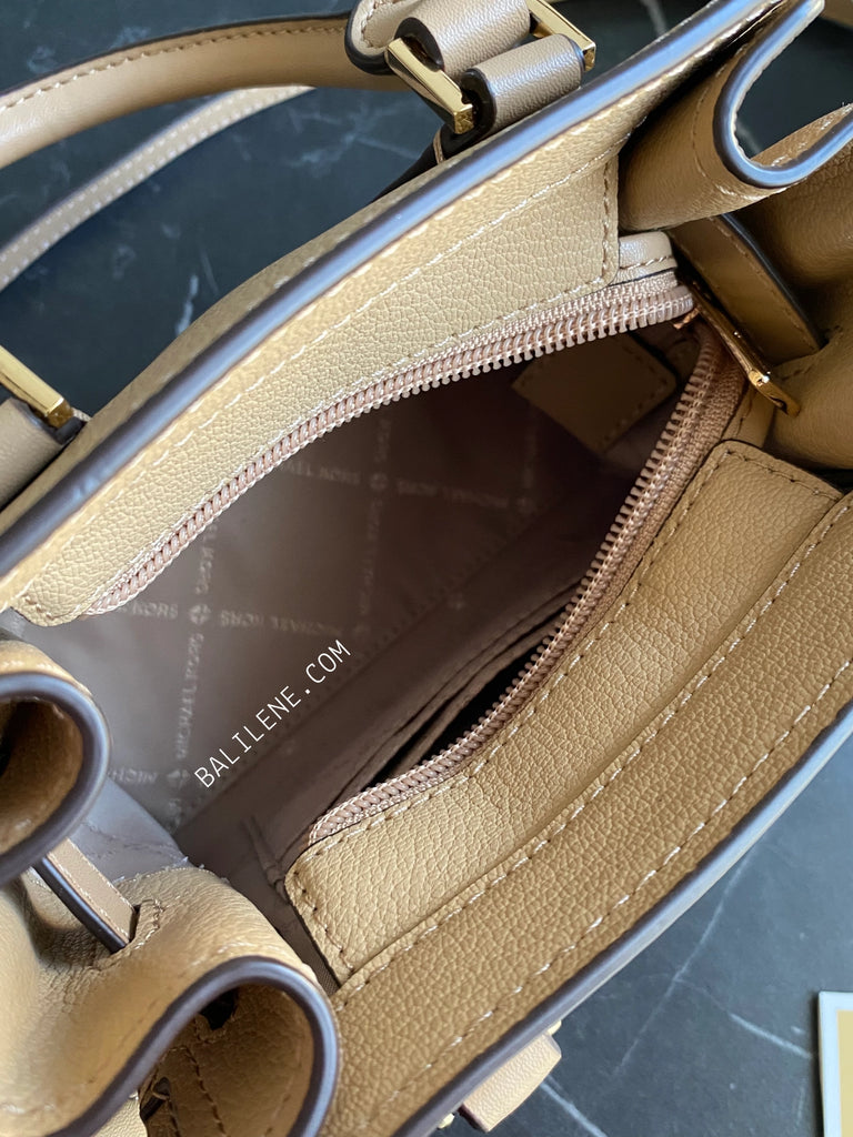 detail-dalam-Michael-Kors-Hamilton-Extra-Small-Satchel-Leather-Crossbody-Bag-Camel-balilene