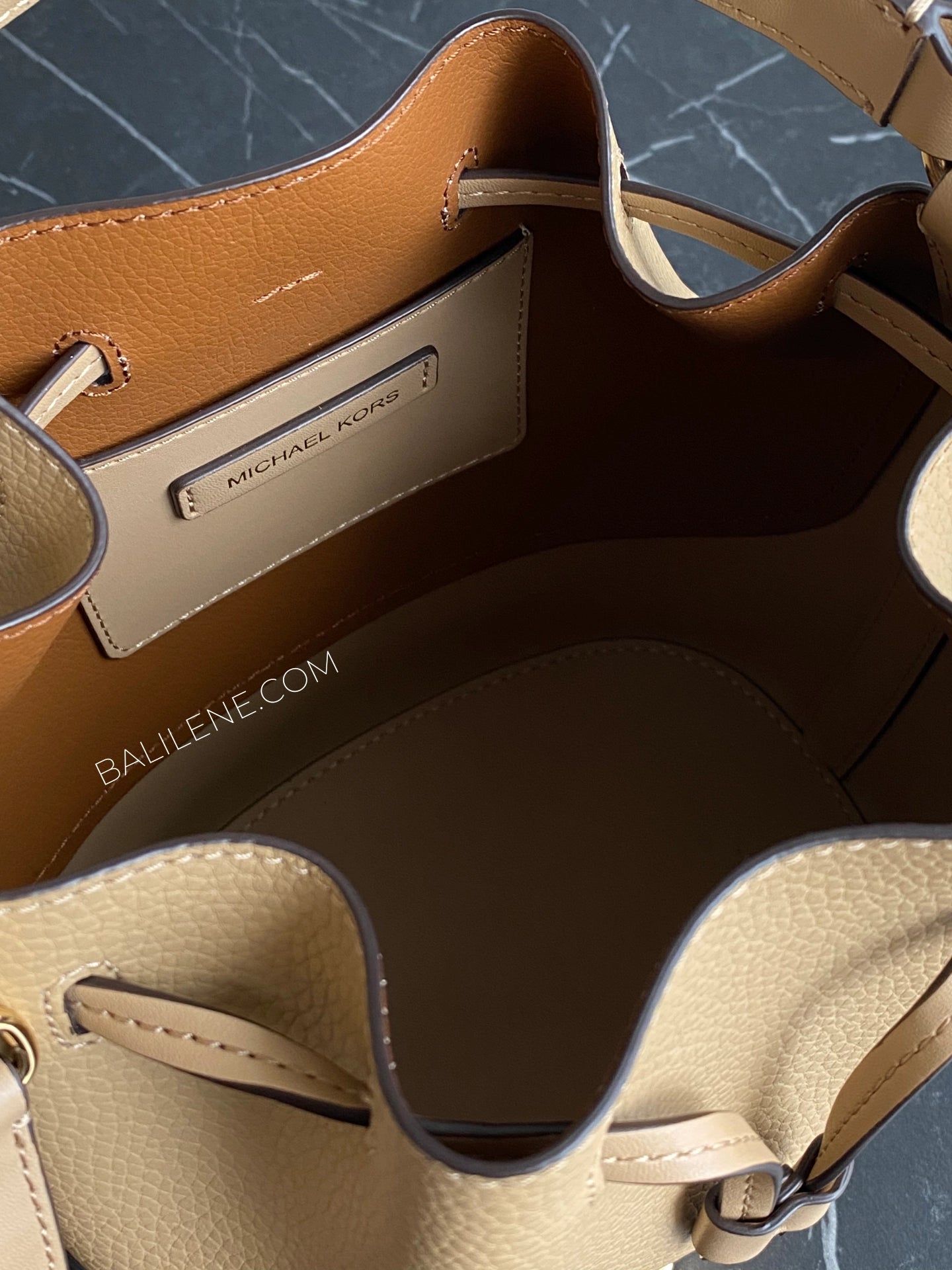 detail-dalam-Michael-Kors-Reed-Medium-Belted-Messenger-Leather-Bag-Camel-balilene