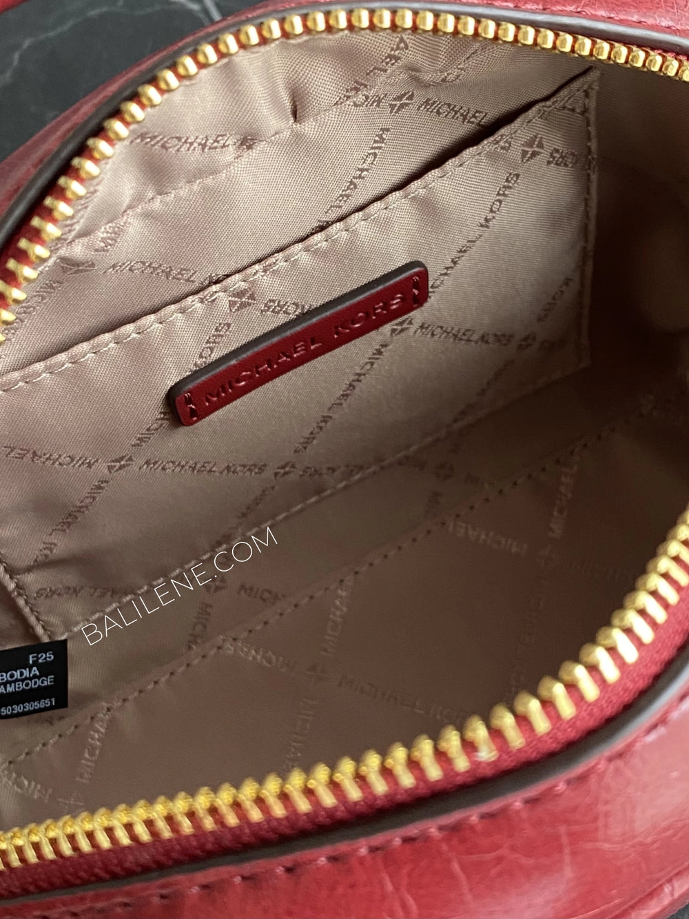 detail-dalam-Michael-Kors-Thompson-Extra-Small-Distressed-Convertible-Satchel-Cherry-balilene