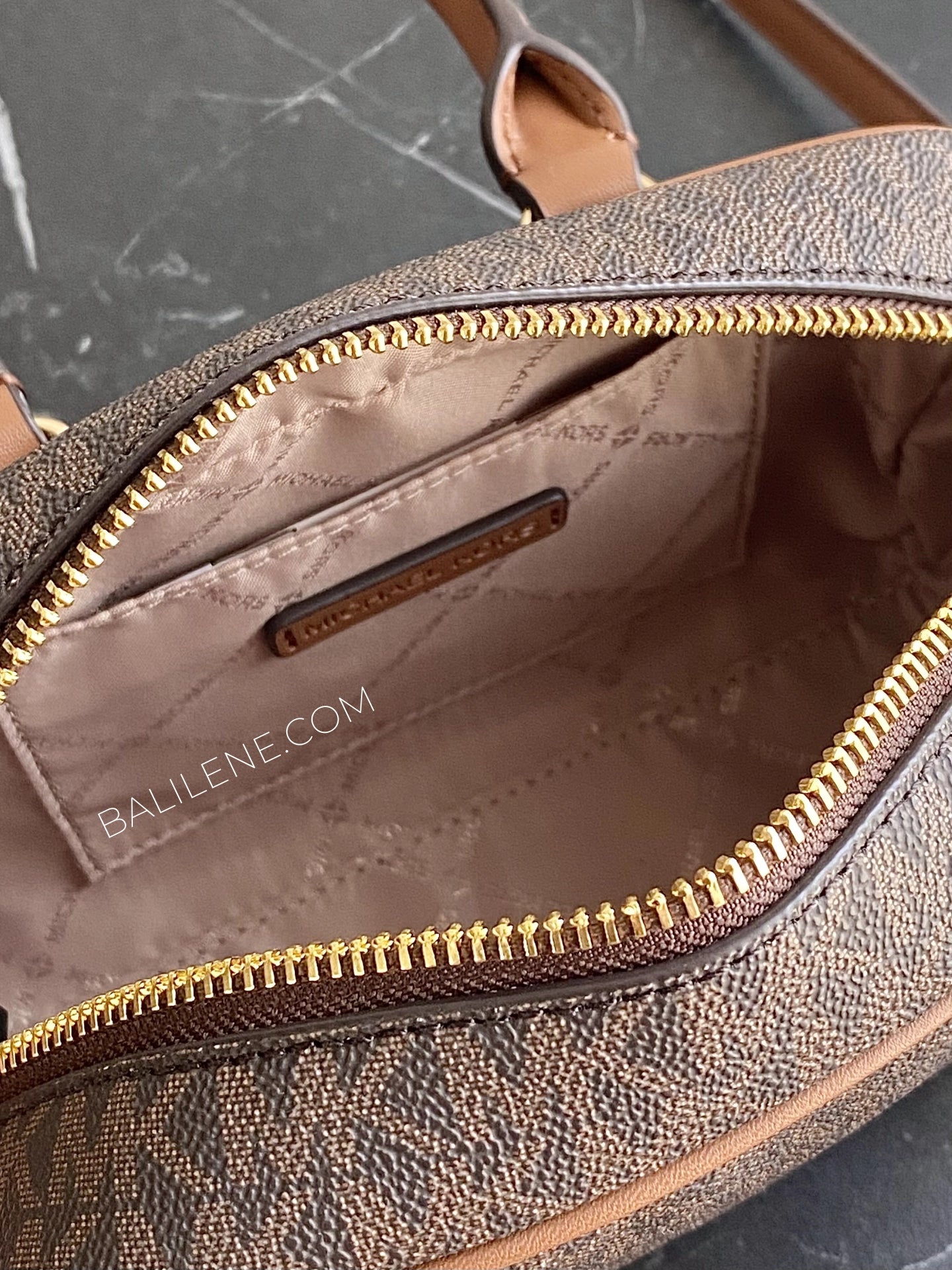 detail-dalam-Michael-Kors-Thompson-Extra-Small-Signature-Logo-Convertible-Satchel-Bag-Brown-balilene