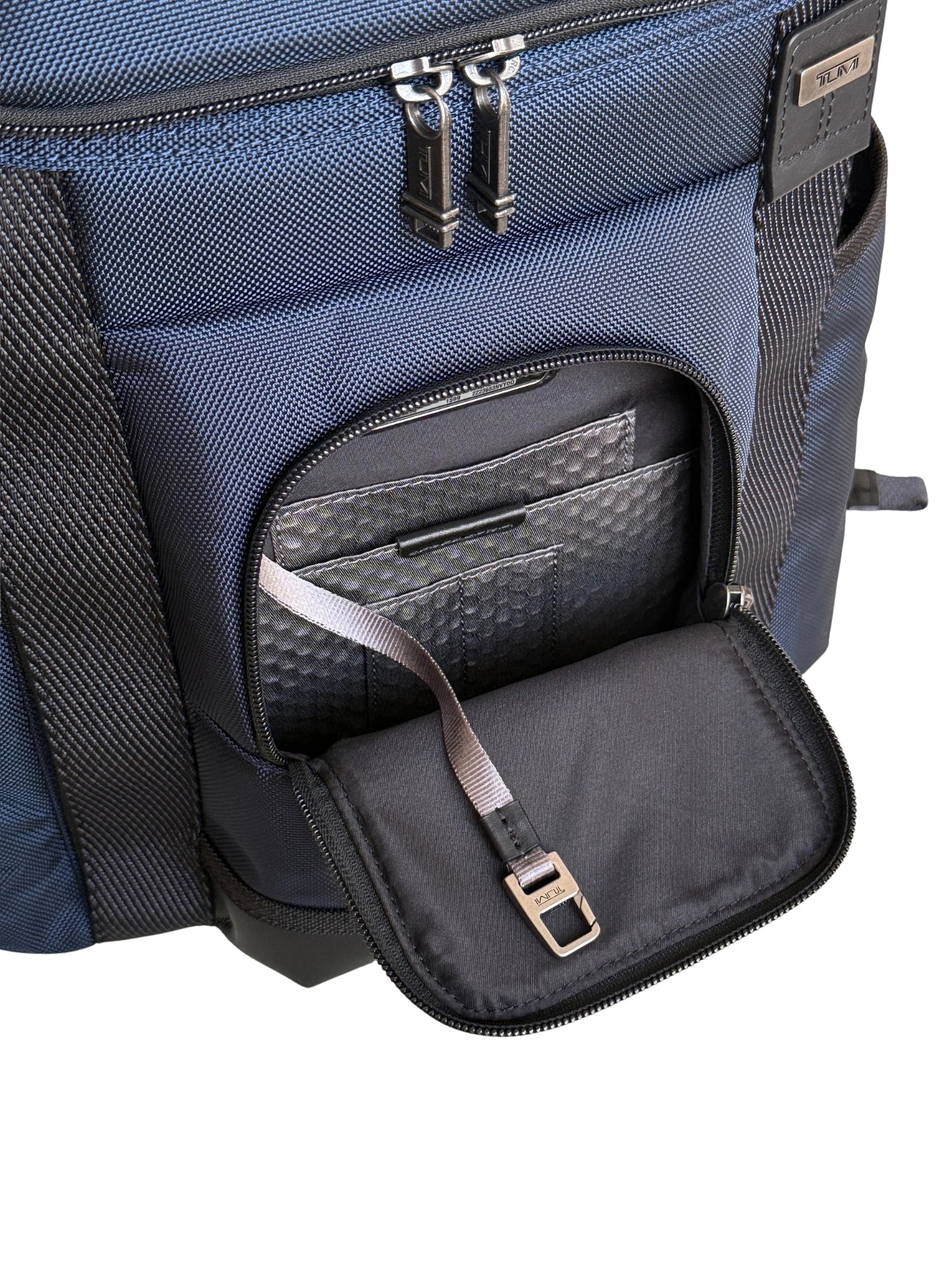 detail-dalam-TM-Thornhill-Backpack-Navy