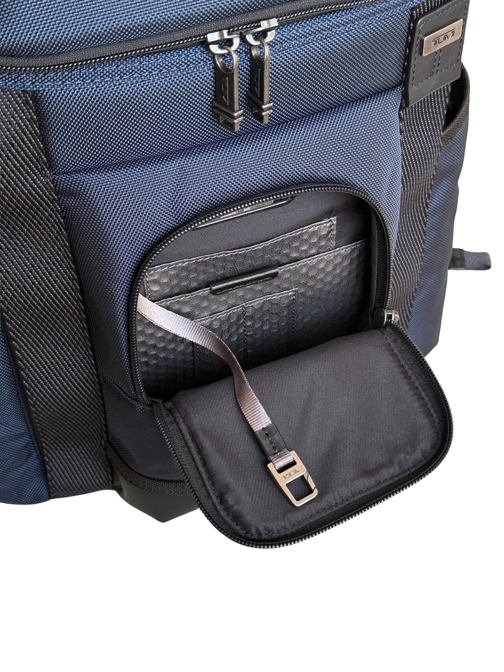 detail-dalam-TM-Thornhill-Backpack-Navy