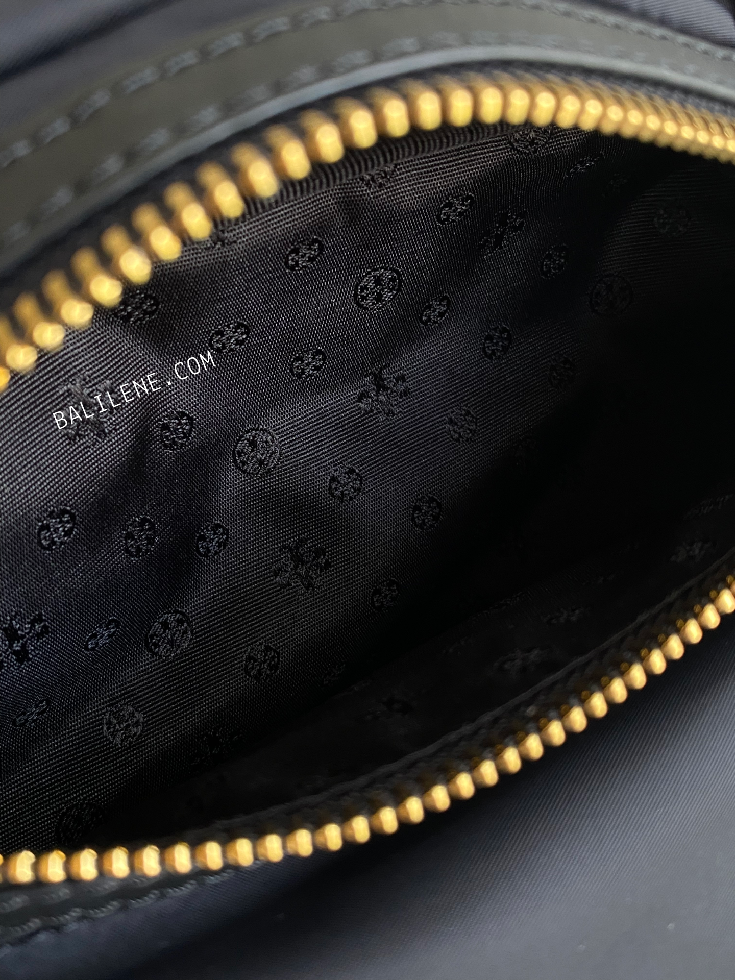 detail-dalam-Tory-Burch-82508-Nylon-Belt-Bag-Black-balilene