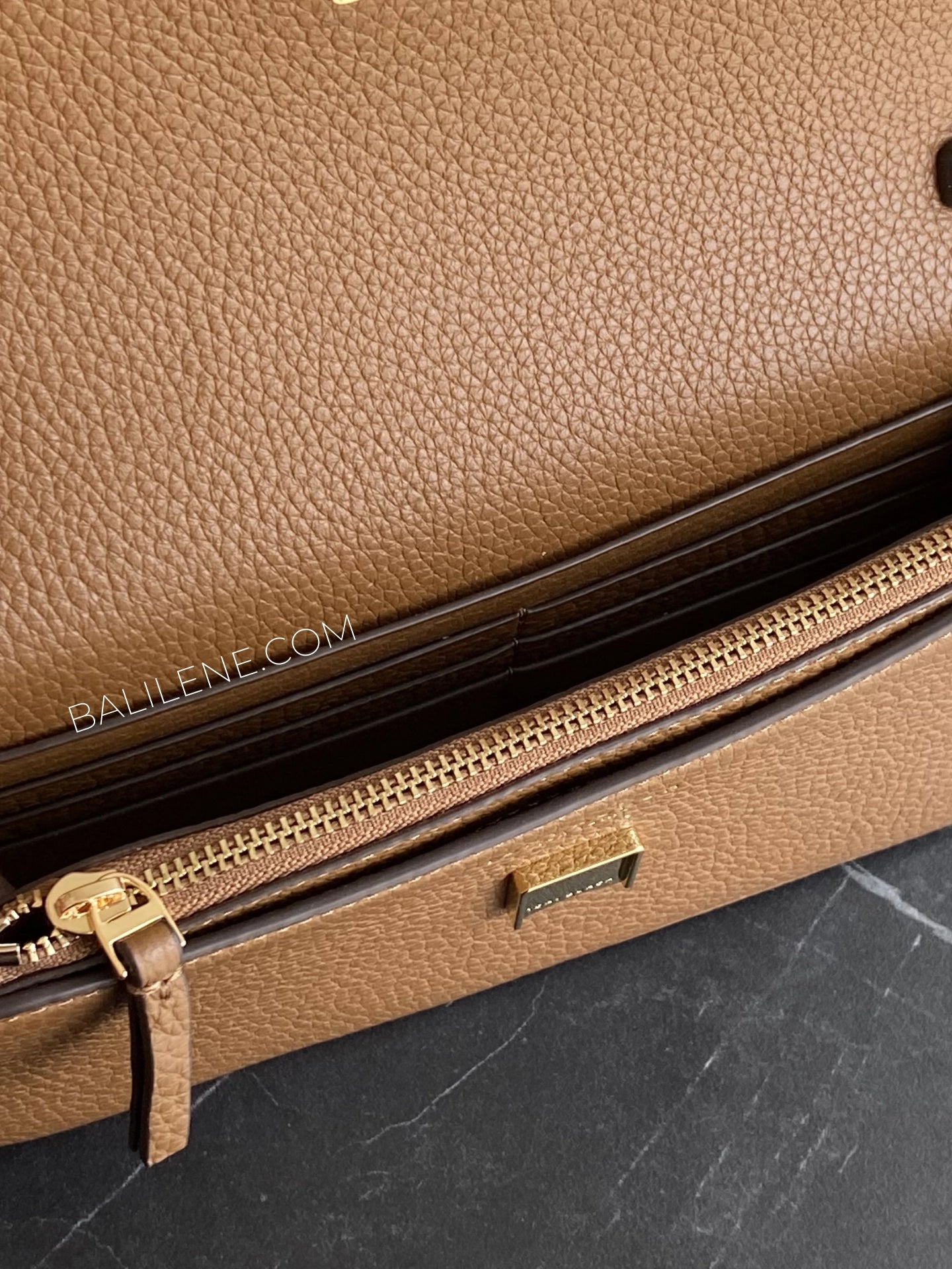 detail-dalam-Tory-Burch-Britten-Chain-Wallet-W-Wristlet-Moose-balilene