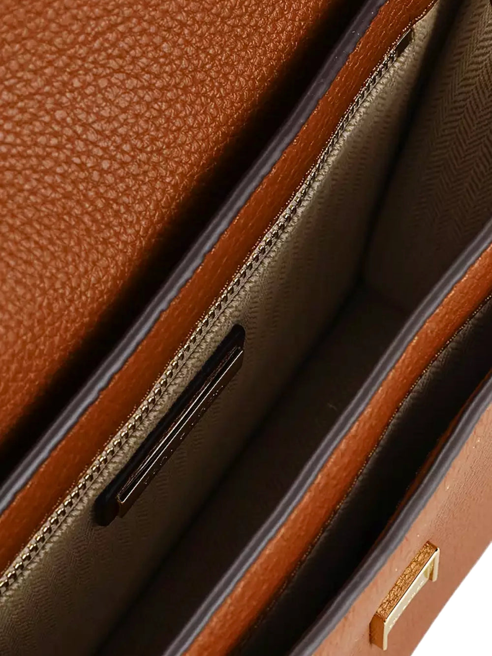 detail-dalam-Tory-Burch-Britten-Medium-Adjustable-Shoulder-Bag-Moose