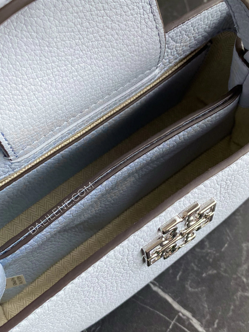 detail-dalam-Tory-Burch-Britten-Micro-Satchel-Bag-Blue-Mist-balilene
