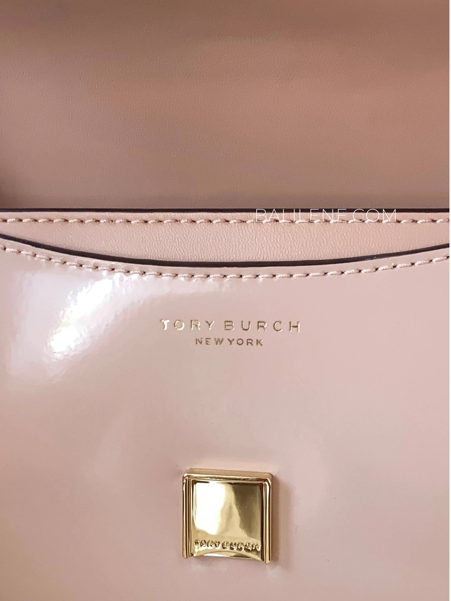 detail-dalam-Tory-Burch-Britten-Patent-Convertible-Crossbody-Bag-Devon-Sand-balilene