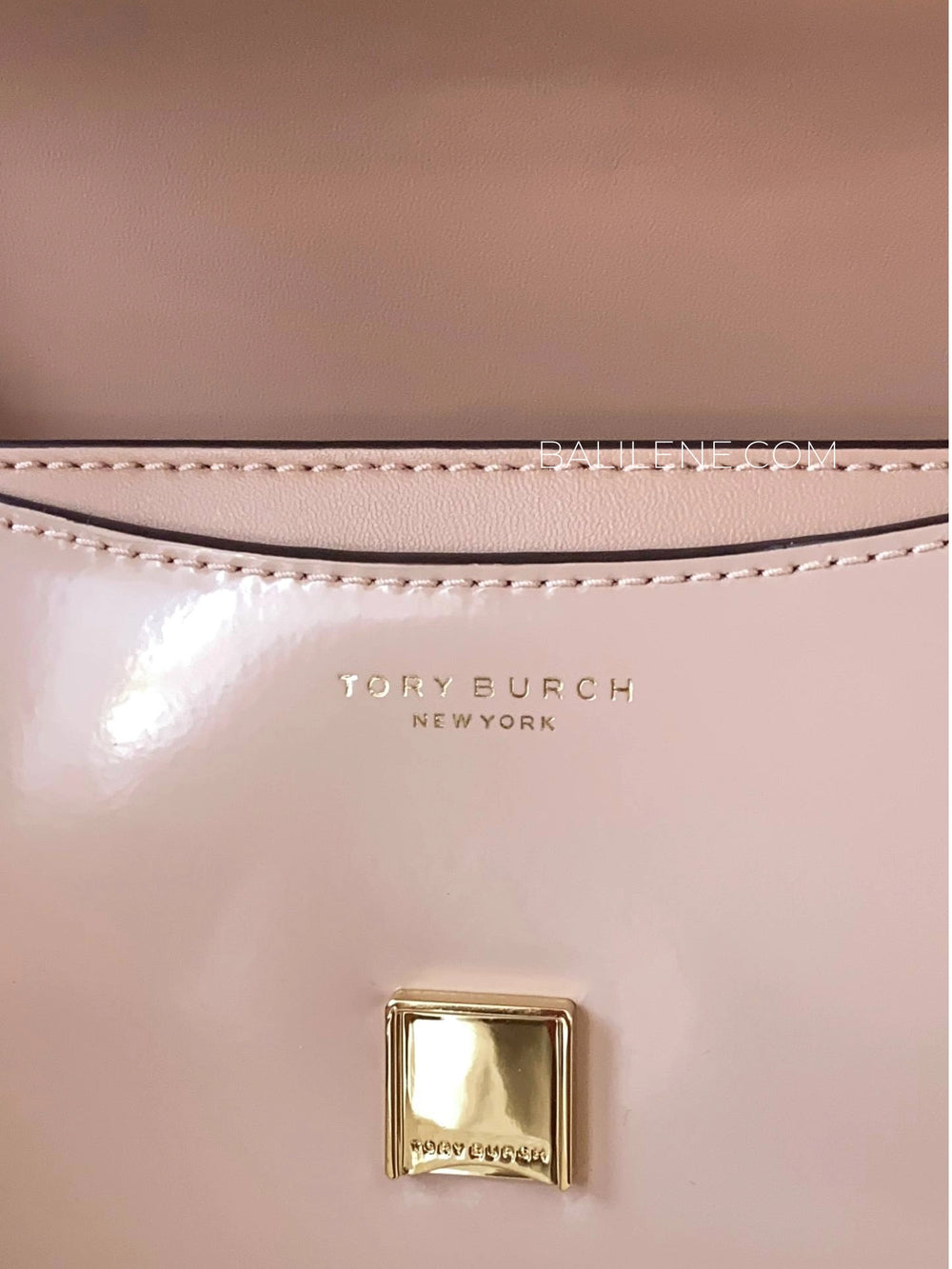 detail-dalam-Tory-Burch-Britten-Patent-Convertible-Crossbody-Bag-Devon-Sand-balilene
