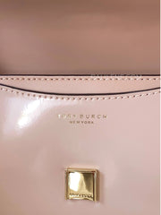 detail-dalam-Tory-Burch-Britten-Patent-Convertible-Crossbody-Bag-Devon-Sand-balilene