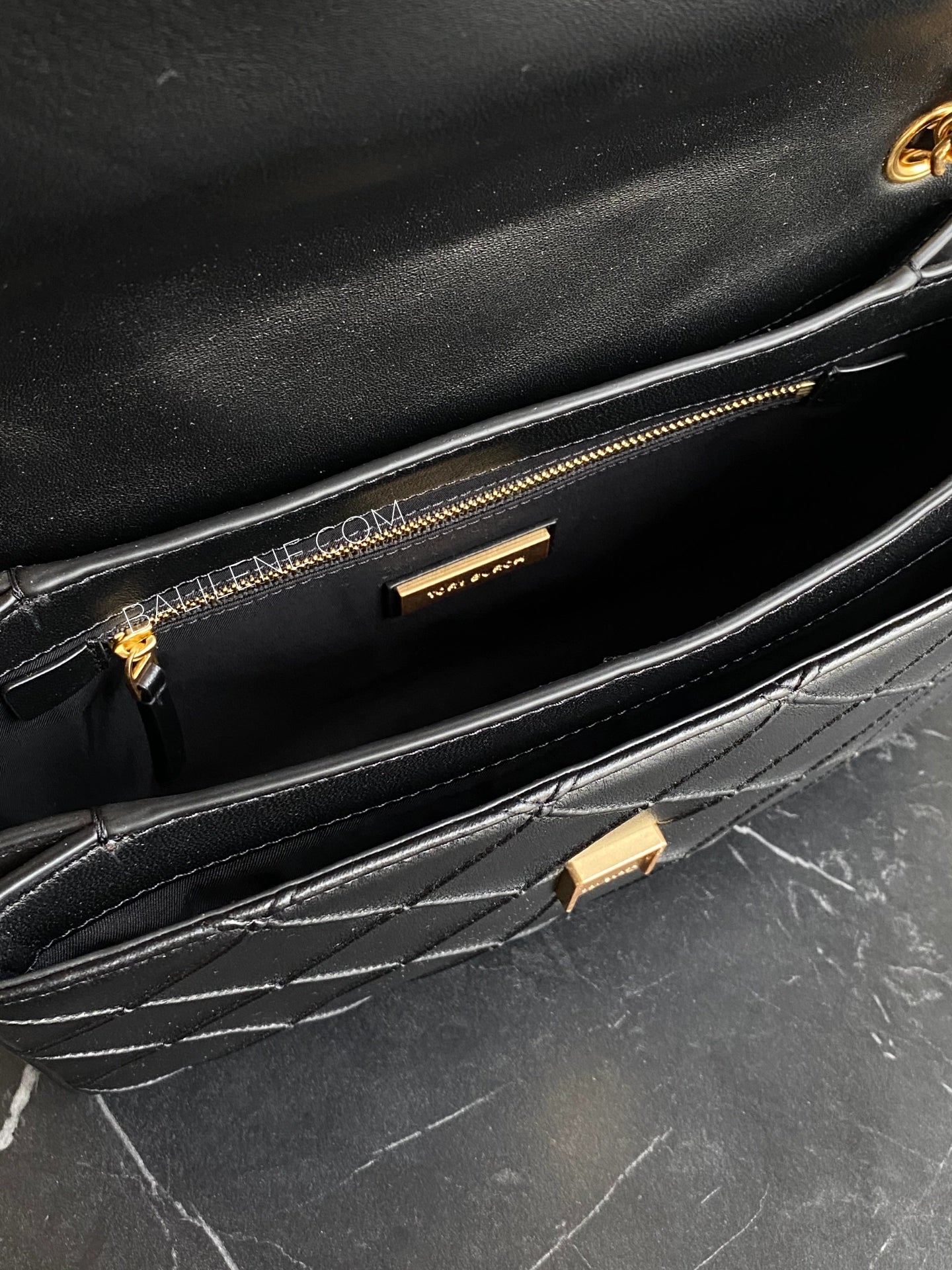 detail-dalam-Tory-Burch-Fleming-Soft-Convertible-Shoulder-Bag-Black-balilene