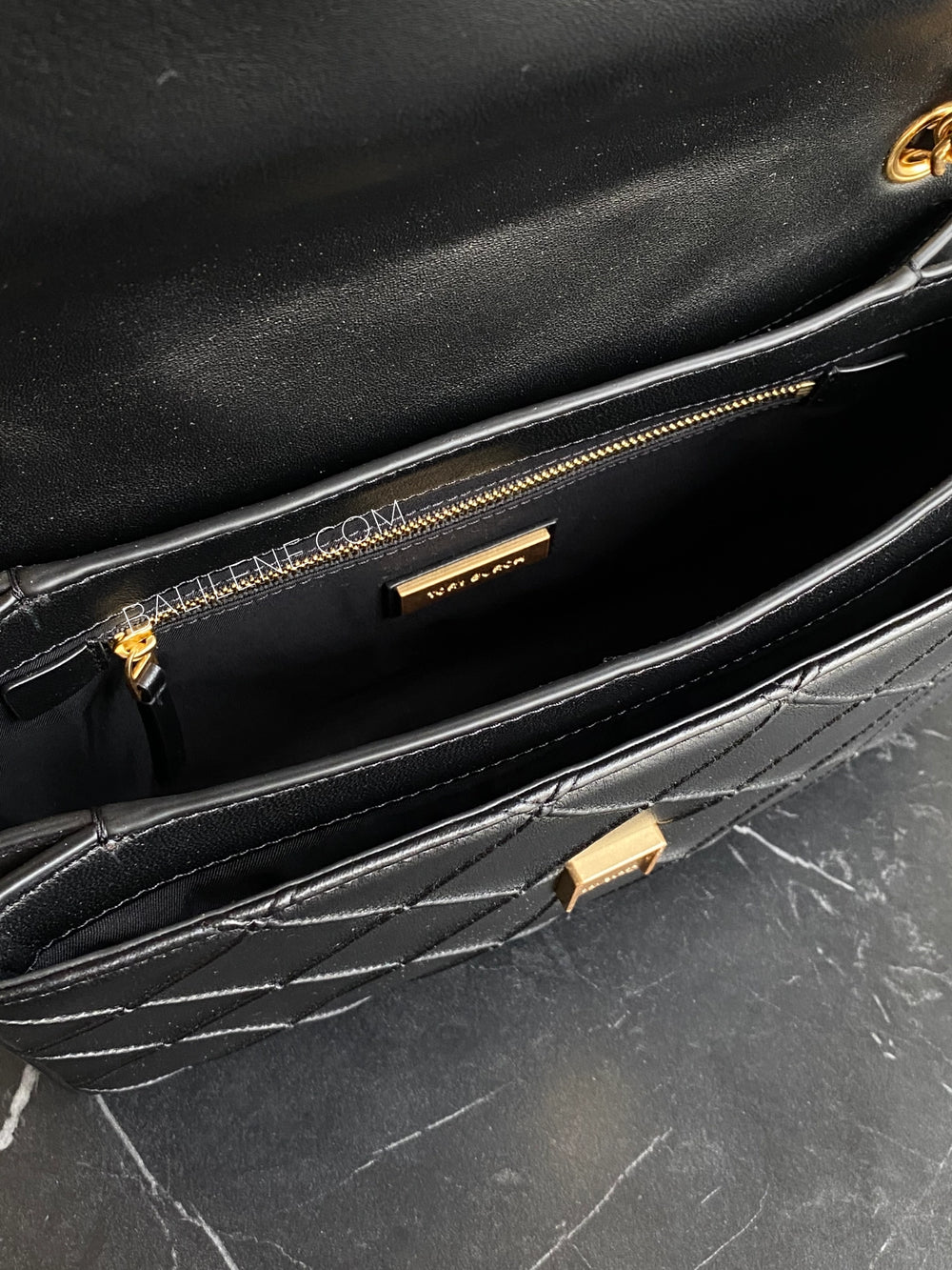 detail-dalam-Tory-Burch-Fleming-Soft-Convertible-Shoulder-Bag-Black-balilene