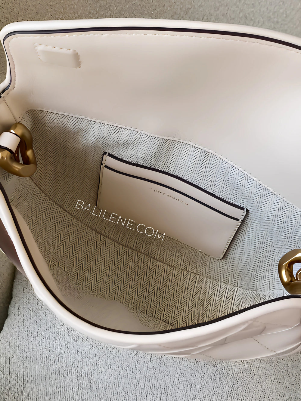 detail-dalam-Tory-Burch-Fleming-Soft-Grain-Mini-Crescent-Bag-New-Cream-balilene