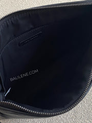 detail-dalam-Tory-Burch-Kira-Chevron-Pave-Logo-Pouch-Black-balilene