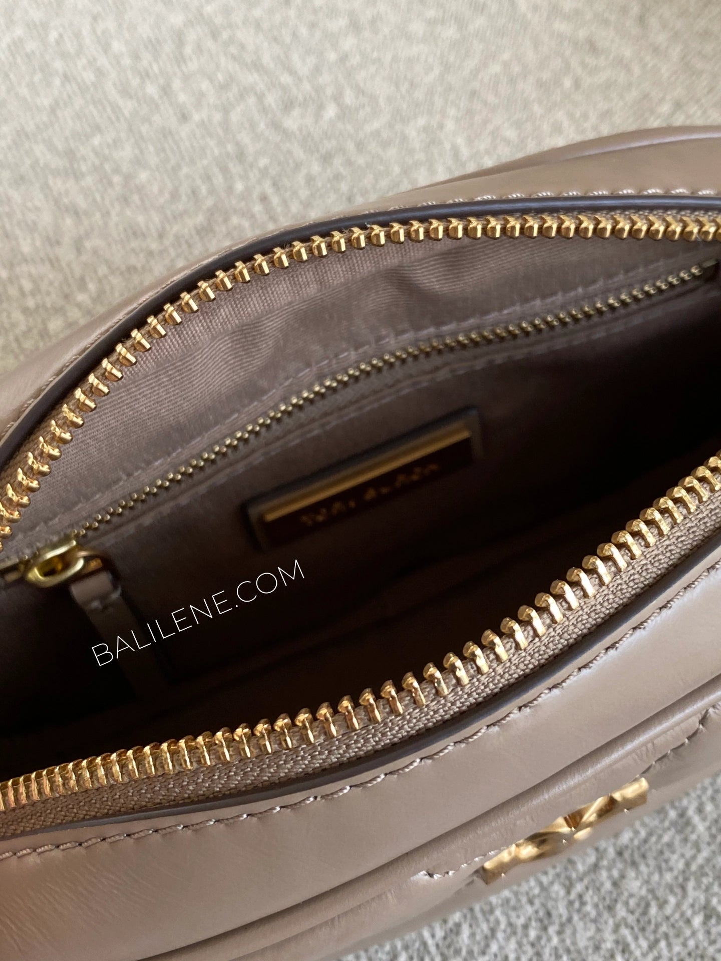 detail-dalam-Tory-Burch-Kira-Diamond-Quilt-Camera-Bag-Taupe-Oak-balilene