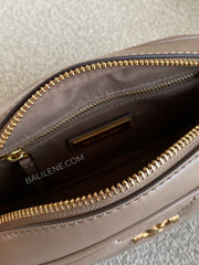 detail-dalam-Tory-Burch-Kira-Diamond-Quilt-Camera-Bag-Taupe-Oak-balilene