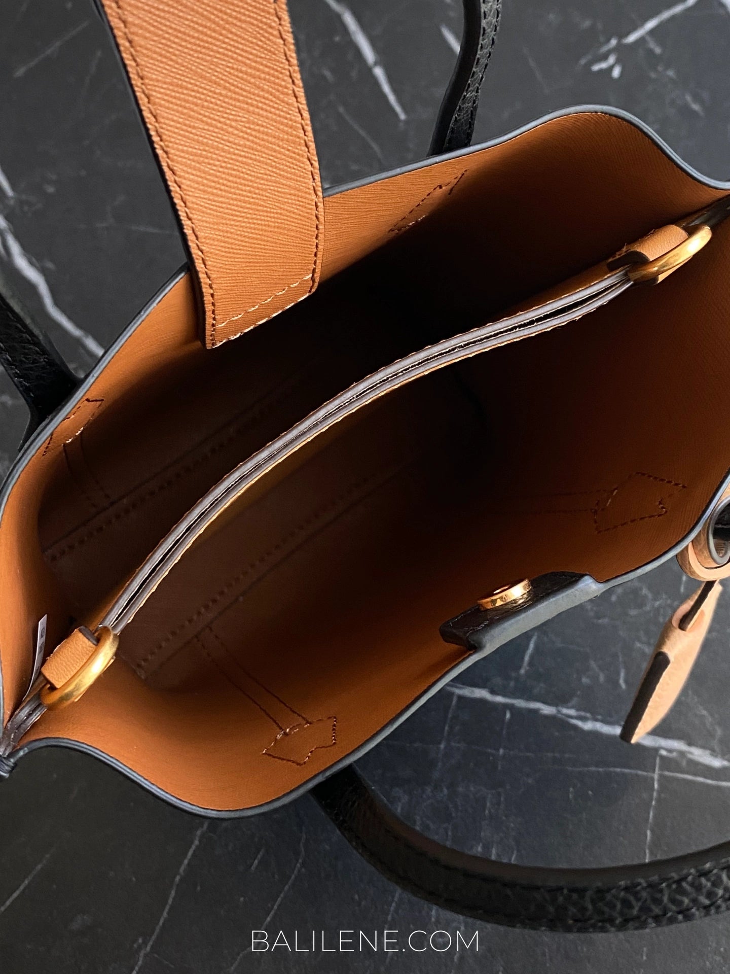 detail-dalam-Tory-Burch-Perry-Mini-NS-Tote-Black-balilene