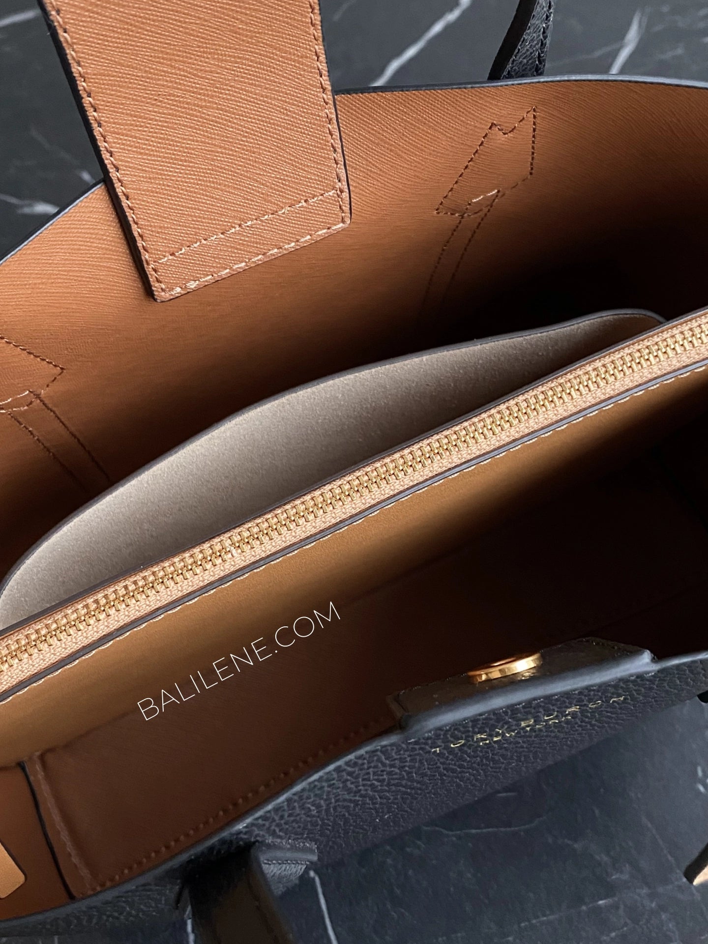 detail-dalam-Tory-Burch-Perry-Small-Triple-Compartment-Tote-Bag-Black-balilene