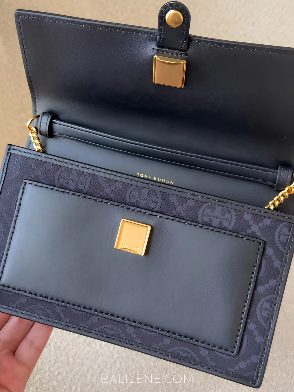 detail-dalam-Tory-Burch-T-Monogram-Chain-Wallet-Black-balilene