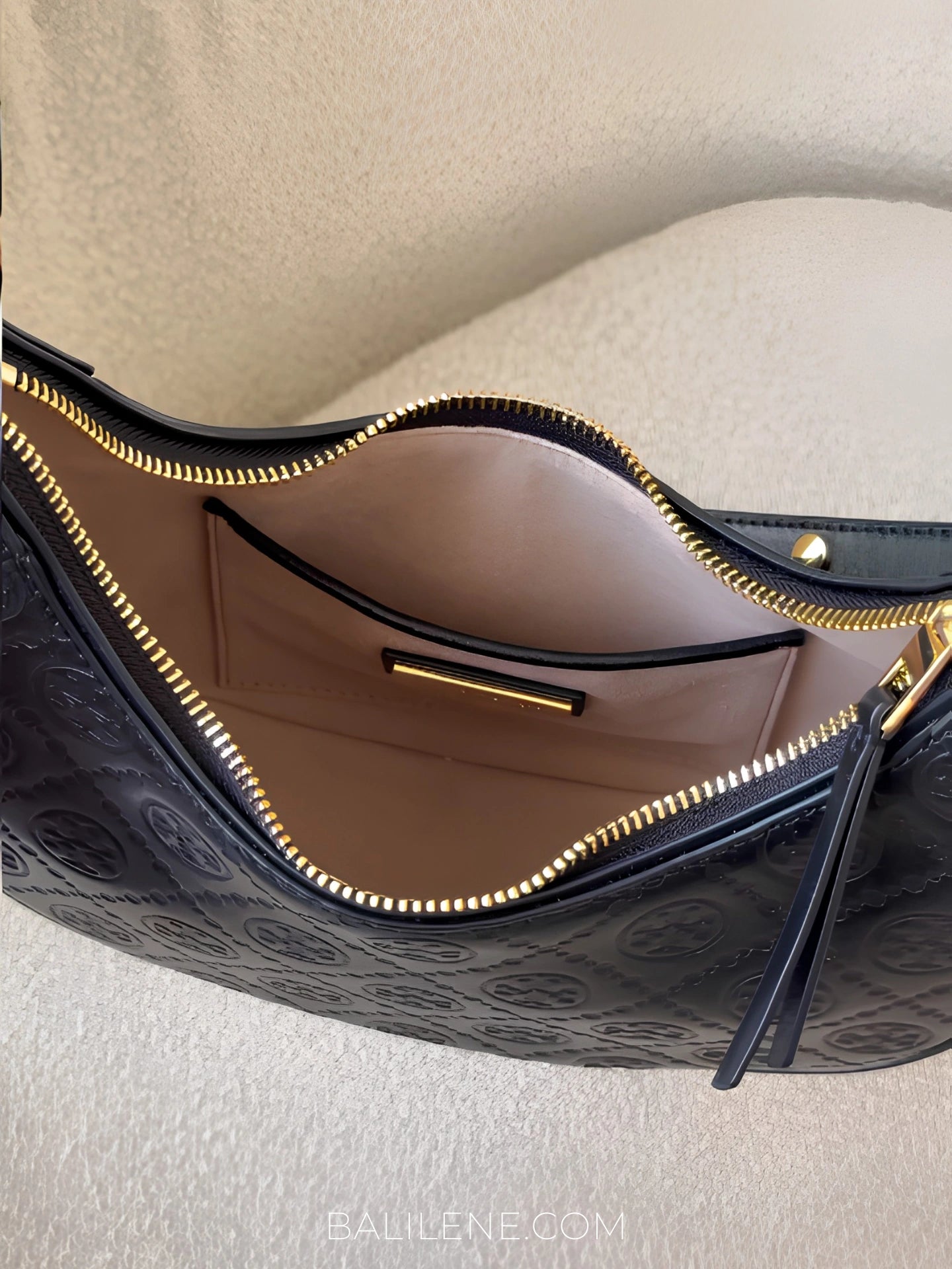 detail-dalam-Tory-Burch-T-Monogram-Leather-Crescent-Bag-Black-balilene
