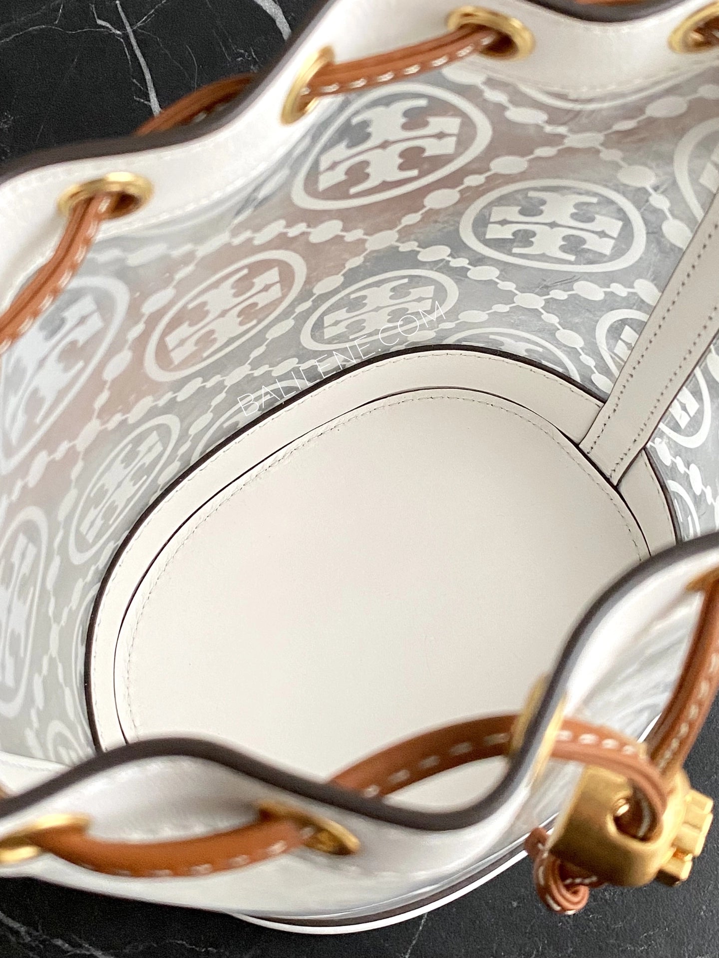 detail-dalam-Tory-Burch-T-Monogram-TPU-Mini-Bucket-Bag-Clear-balilene
