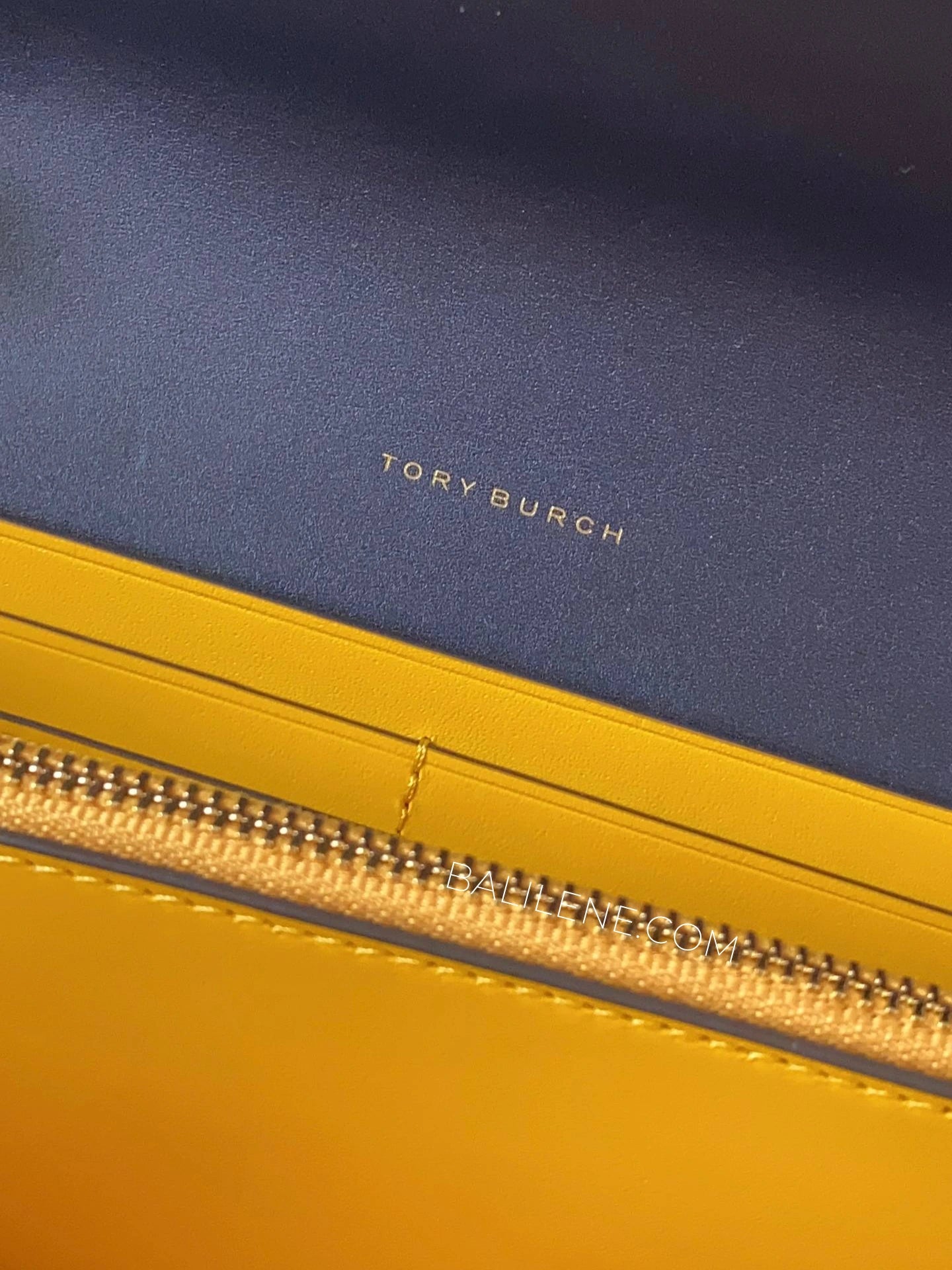 detail-dalam-Tory-Burch-T-Monogram-Wallet-Crossbody-Tory-Navy-balilene