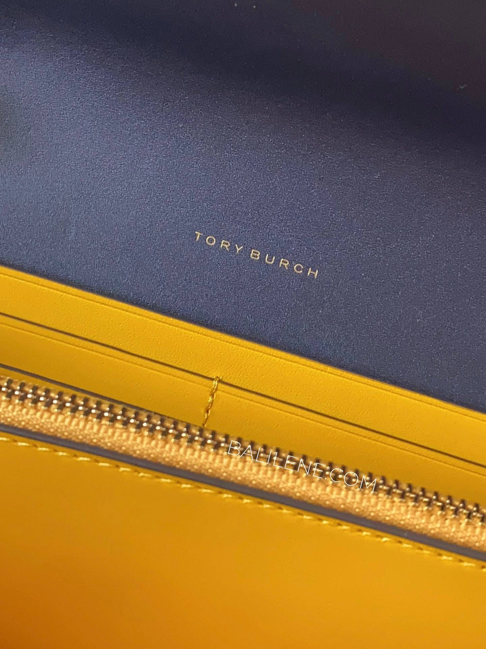 detail-dalam-Tory-Burch-T-Monogram-Wallet-Crossbody-Tory-Navy-balilene