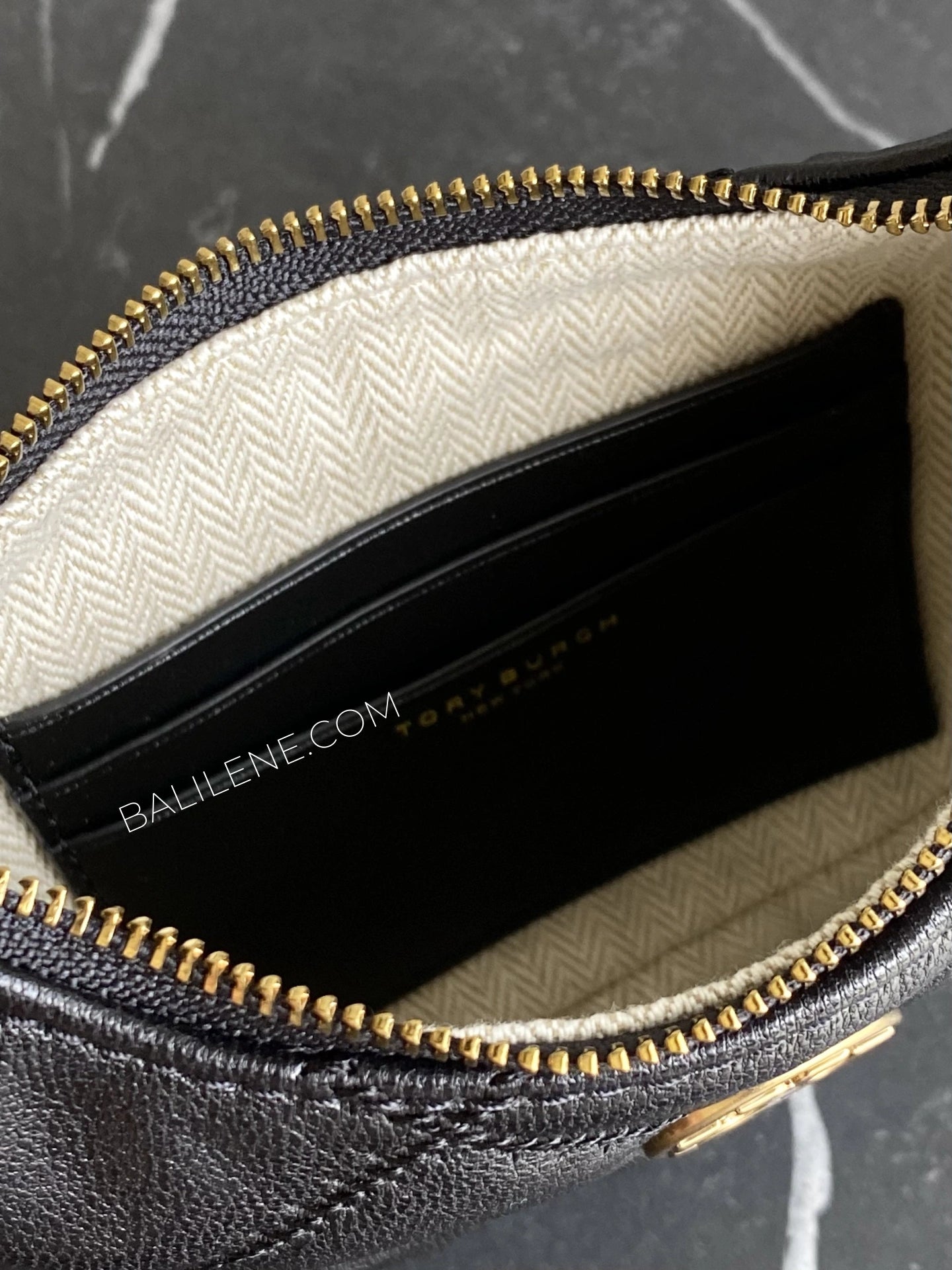 detail-dalam-Tory-Burch-Willa-Mini-Crescent-Bag-Black-balilene