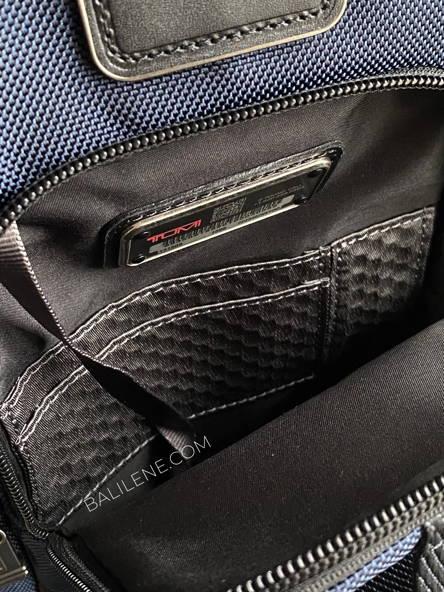 detail-dalam-Tumi-Fife-Slim-Sling-Bag-Navy-balilene