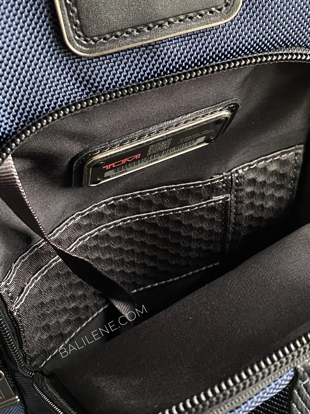 detail-dalam-Tumi-Fife-Slim-Sling-Bag-Navy-balilene