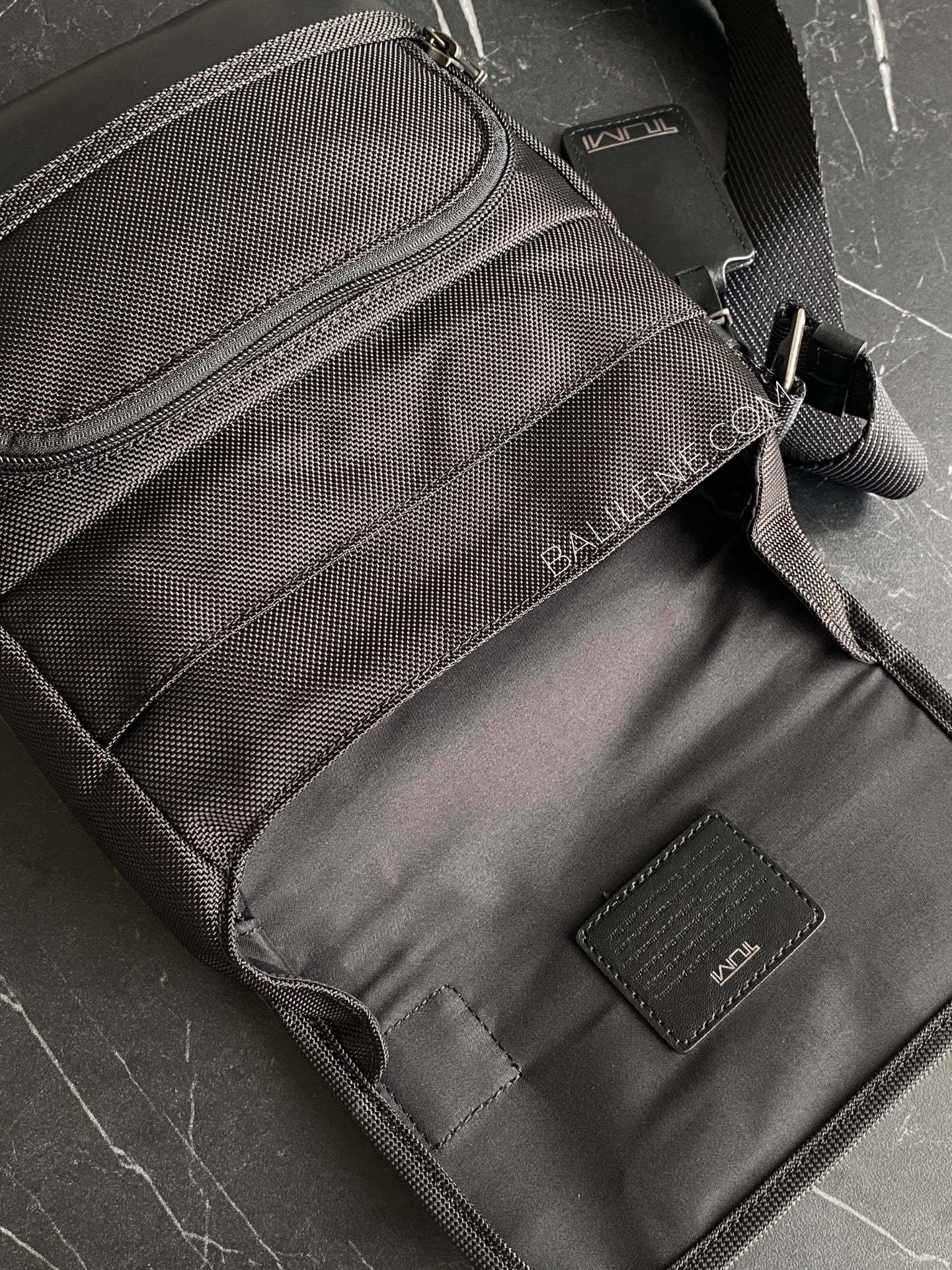 detail-dalam-Tumi-Kerby-Crossbody-Bag-Black-balilene