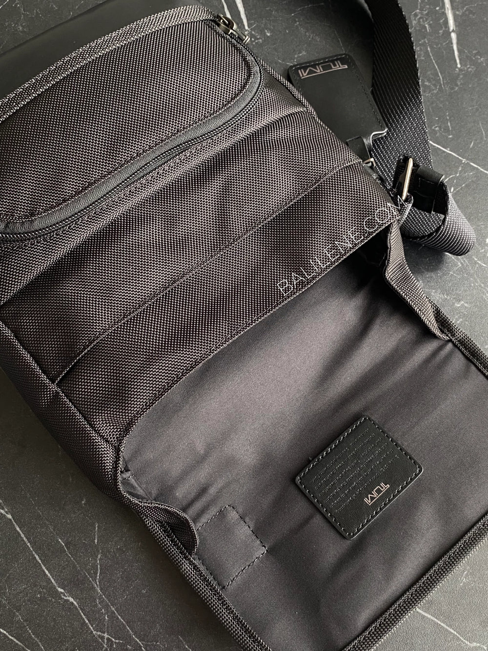 detail-dalam-Tumi-Kerby-Crossbody-Bag-Black-balilene