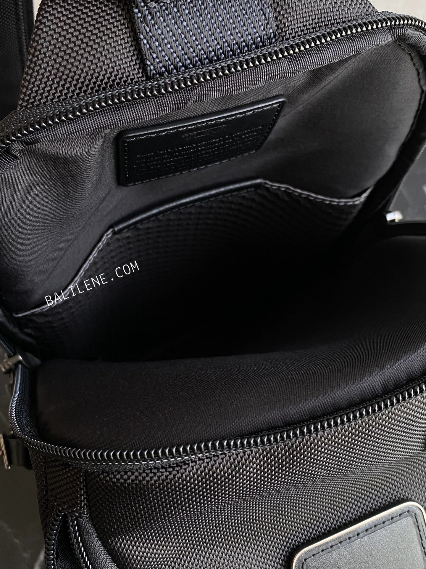 detail-dalam-Tumi-Woodland-Sling-Black-balilene