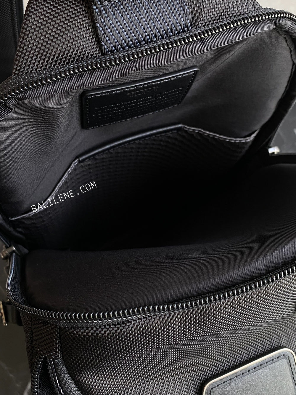 detail-dalam-Tumi-Woodland-Sling-Black-balilene