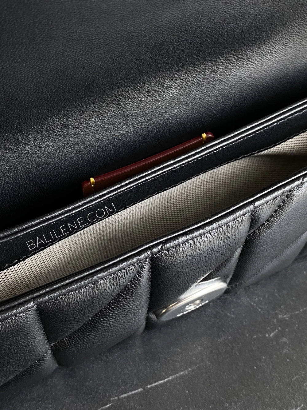 detail-dalamCoach-Tabby-Chain-Crossbody-Bag-19-With-Quilting-Black-balilene