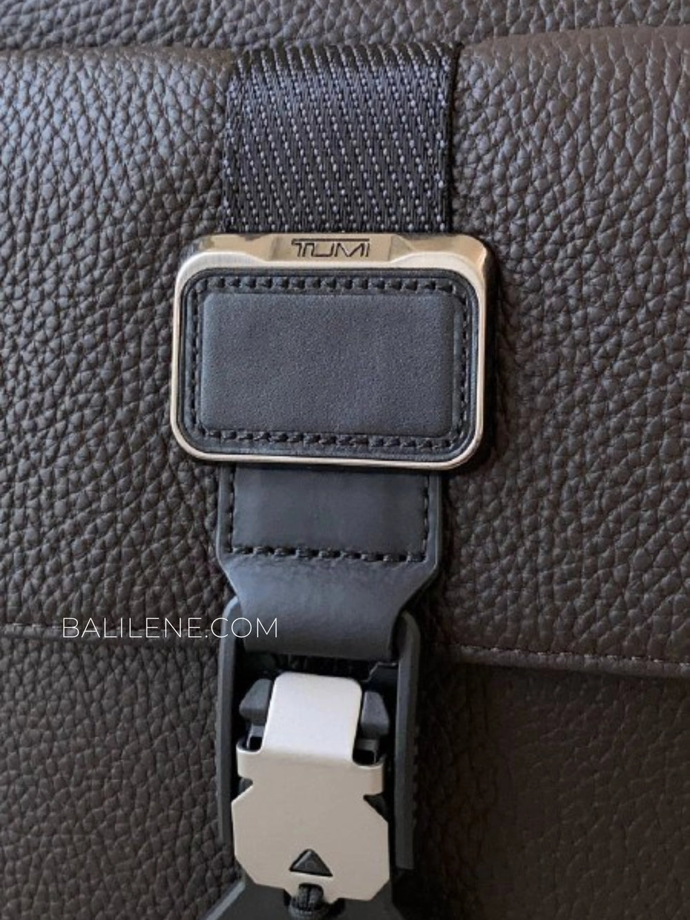 detail-depan-Alpha-Bravo-Junior-Crossbody-Bag-Dark-Brown-Tumi-balilene