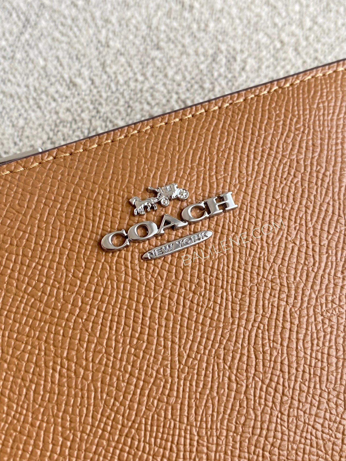 detail-depan-Coach-Billfold-Wallet-Crossgrain-Leather-Light-Saddle-balilene