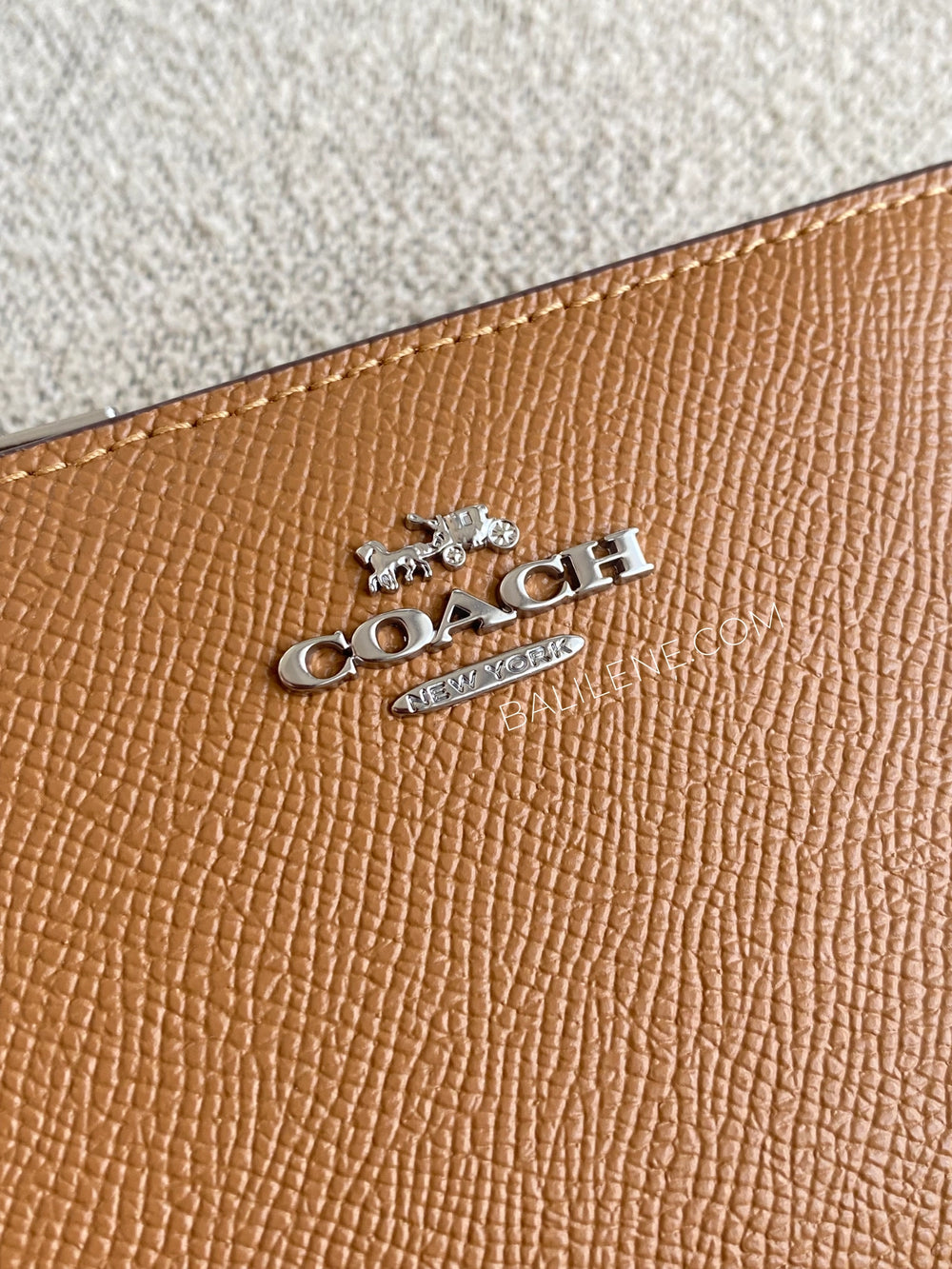 detail-depan-Coach-Billfold-Wallet-Crossgrain-Leather-Light-Saddle-balilene