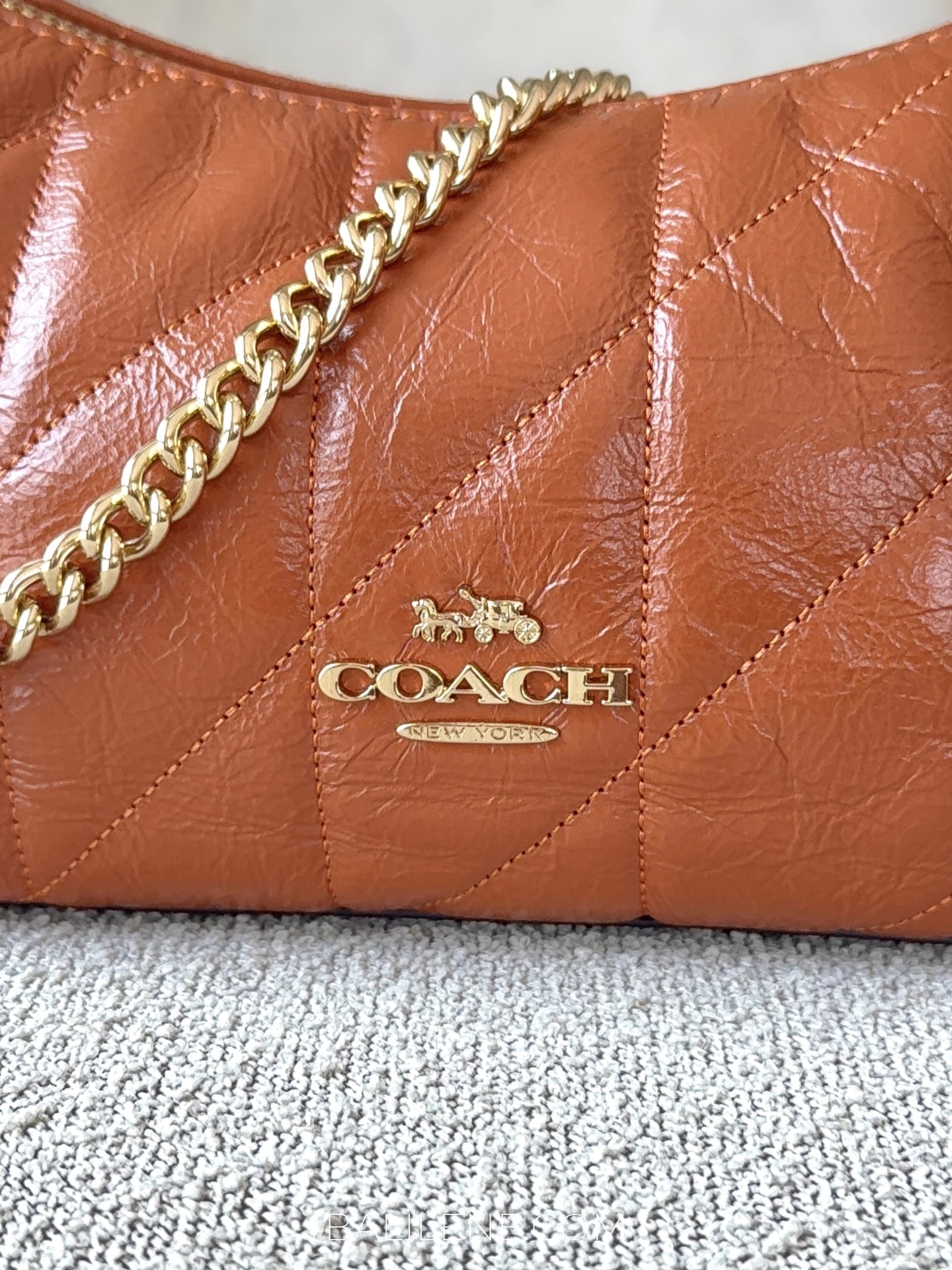 detail-depan-Coach-Caitlin-Shoulder-Bag-With-Quilting-And-Charm-Cinnamon-balilene