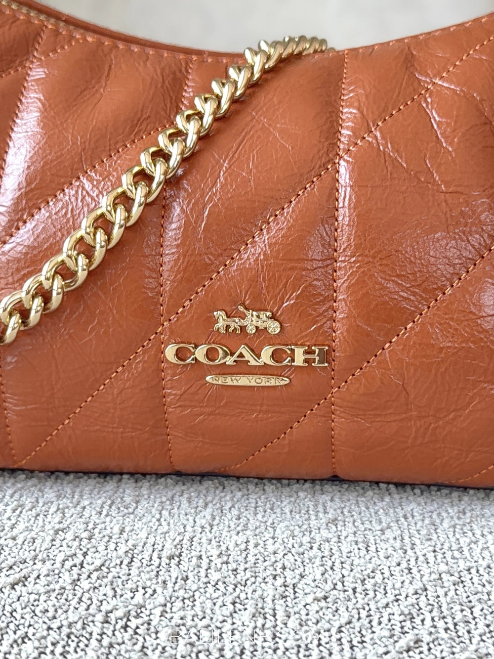 detail-depan-Coach-Caitlin-Shoulder-Bag-With-Quilting-And-Charm-Cinnamon-balilene