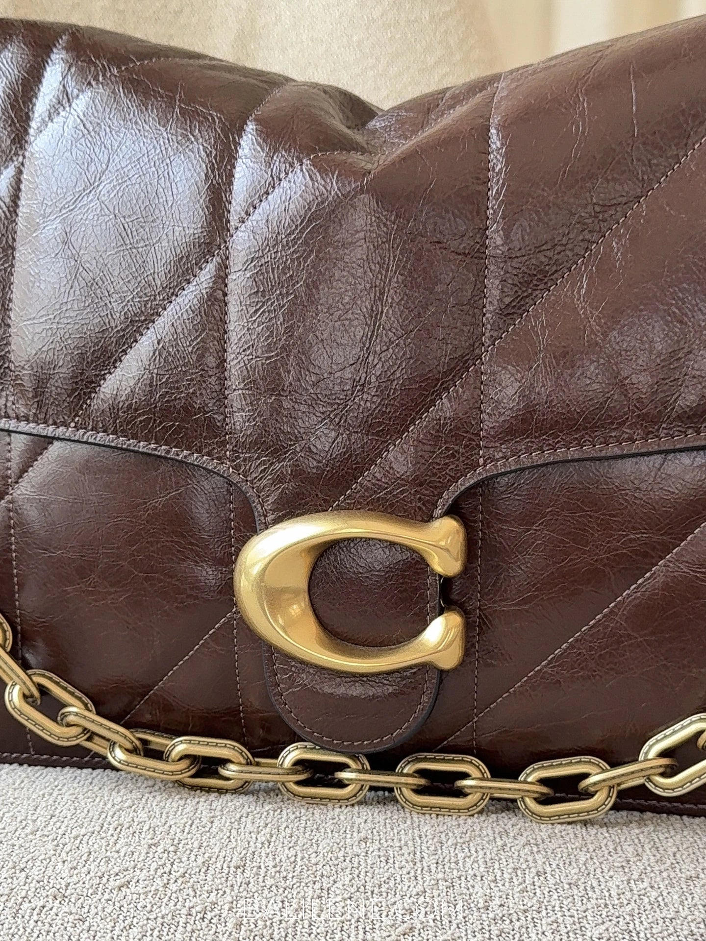 detail-depan-Coach-Chain-Tabby-Shoulder-Bag-35-With-Quilting-Maple-balilene