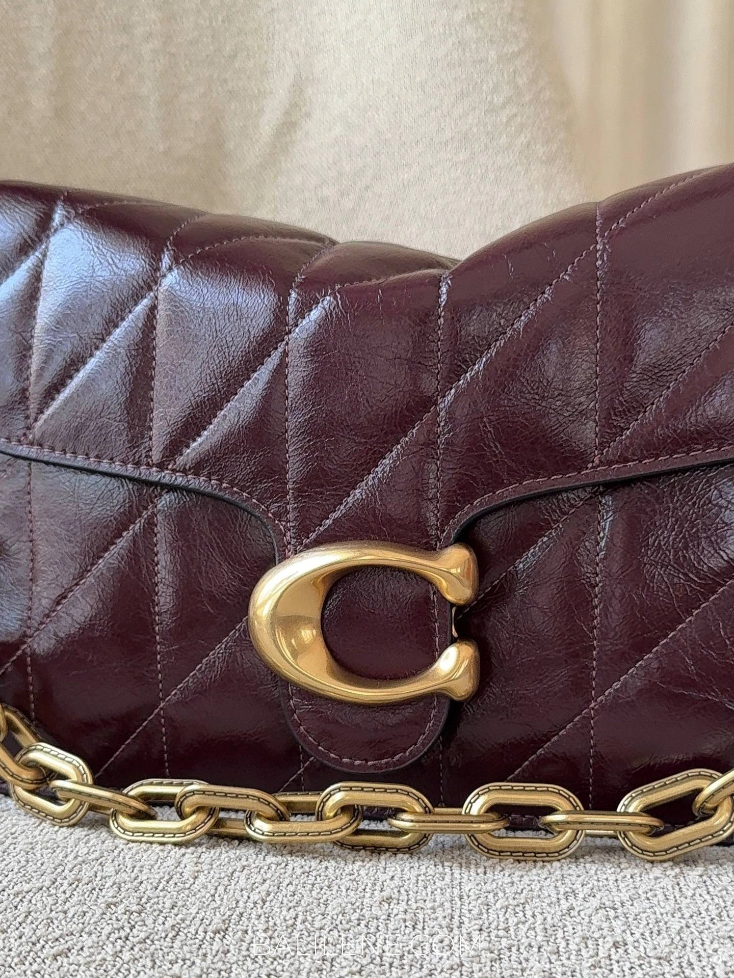 detail-depan-Coach-Chain-Tabby-Shoulder-Bag-With-Quilting-Black-Currant-balilene