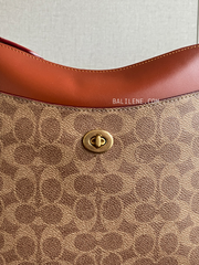 detail-depan-Coach-Chaise-Crossbody-In-Signature-Canvas-Tan-Rust-balilene